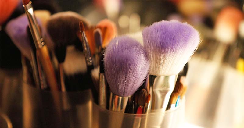 clean makeup brush