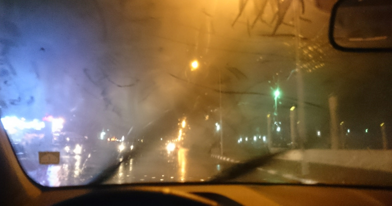 how to clean fogged windows