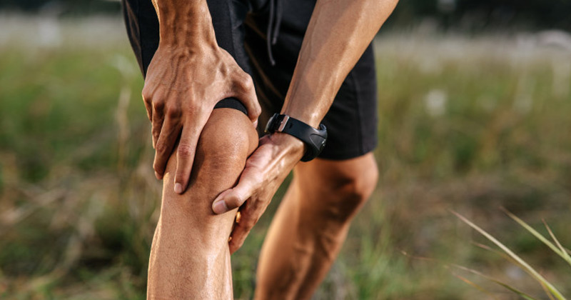 Man experiencing knee pain | yoga asana for Rheumatoid Arthritis