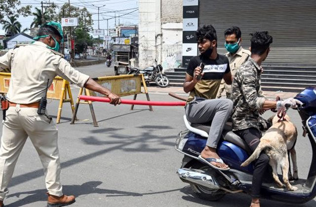 Police Personnel Questioning Scooty Rider Flouting the Lockdown in Rajasthan