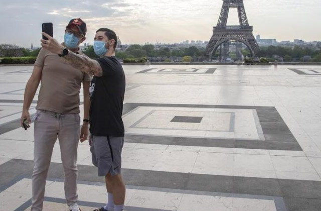 Tourists Clicking Pictures Near Eiffel Tower | medics fear worst is yet to come in France
