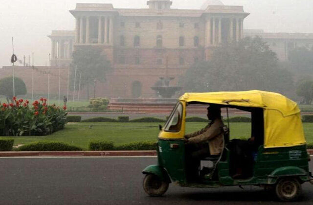An Auto Running On Delhi Roads | Delhi Govt offers financial aid to taxi, auto drivers impacted by COVID 19