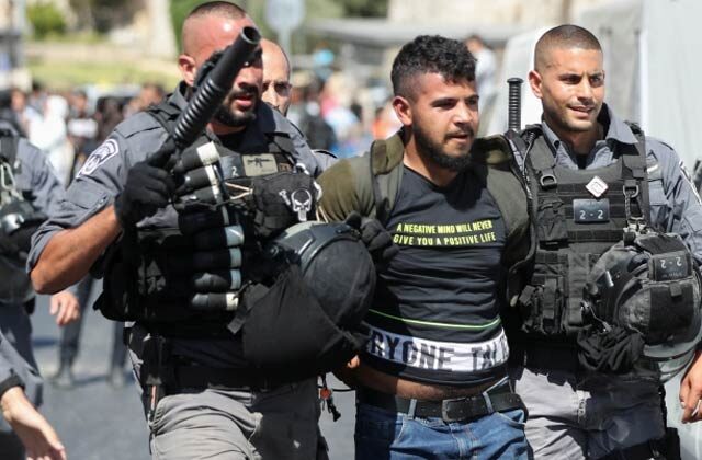 Israel arrests Palestinians