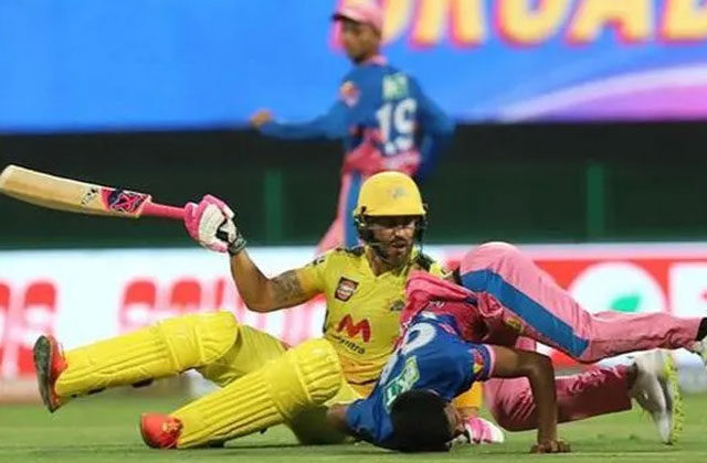 Faf du Plessis and Mustafizur collide