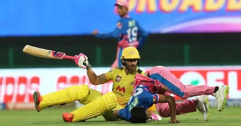 Faf du Plessis and Mustafizur collide