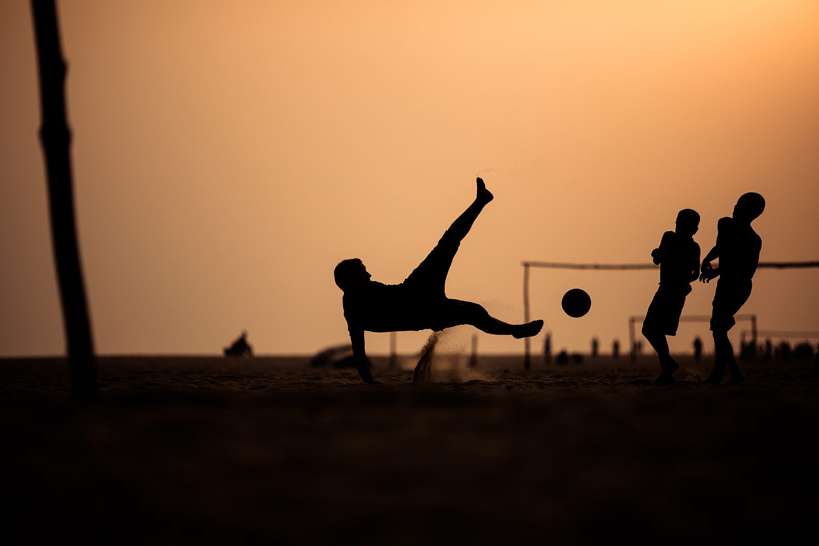 30 action. Футбол тень. Фото спорт тень. Фото футболиста на закате. Футбол на закате дети.